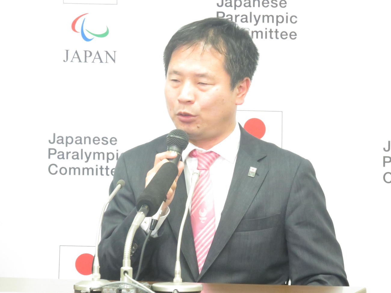 パラリンピック日本選手団長に就任した河合純一氏は会見で力強く抱負を語った（撮影・小堀泰男）