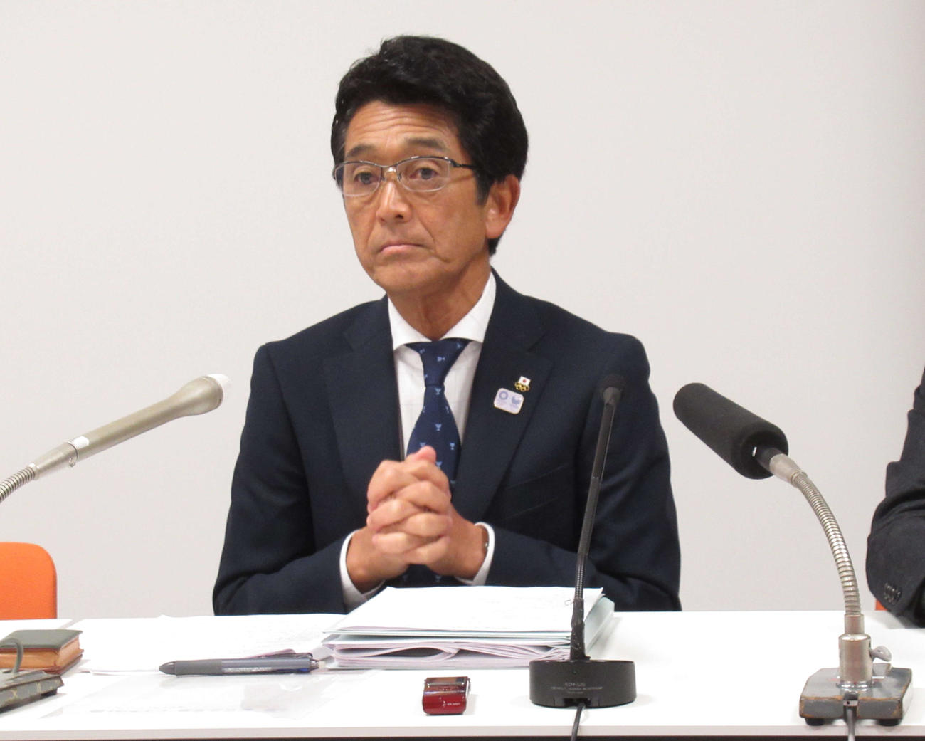 理事会後に会見した日本オリンピック委員会の福井専務理事（撮影・益田一弘）