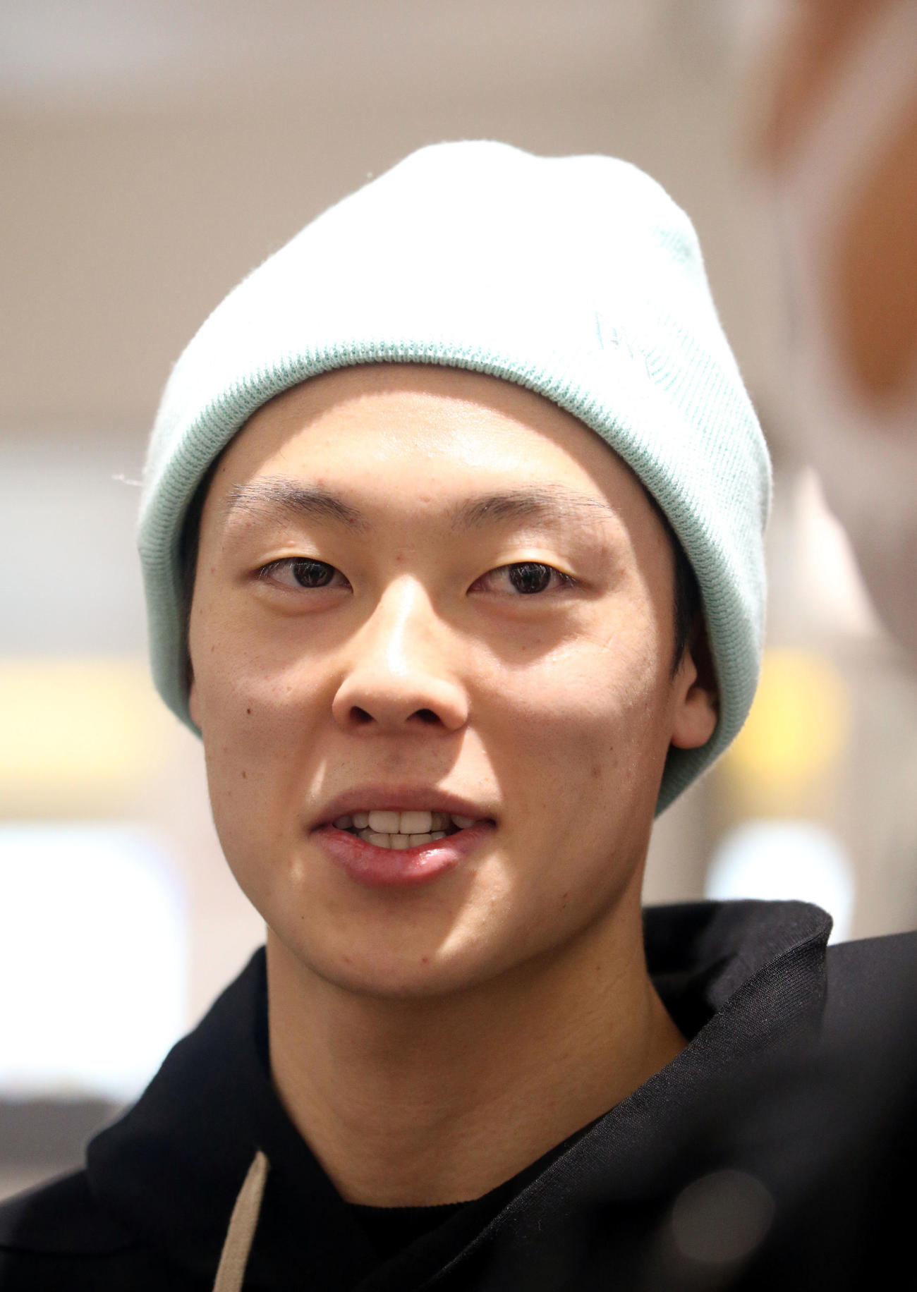 新千歳空港に到着し囲み取材を受ける小林陵（撮影・佐藤翔太）