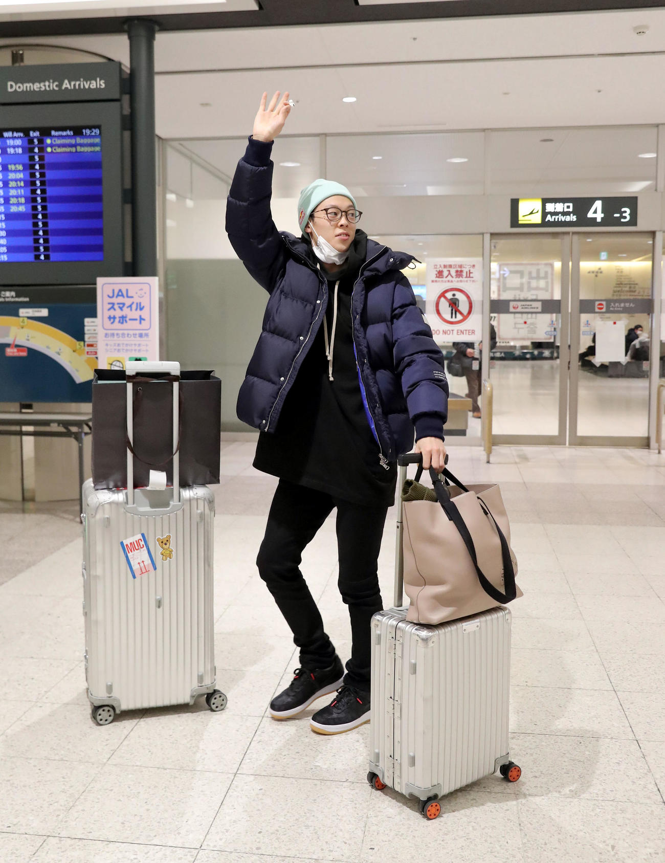 新千歳空港に到着する小林陵（撮影・佐藤翔太）
