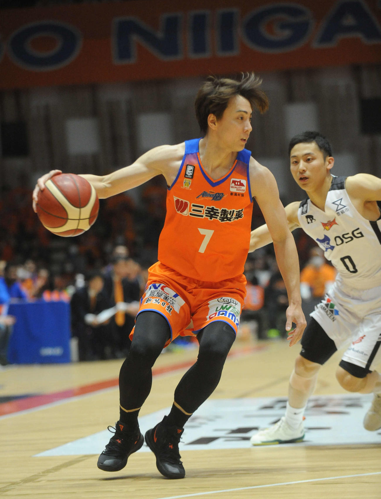 新潟対三遠　三遠・河村（右）をドリブルでかわす新潟・五十嵐