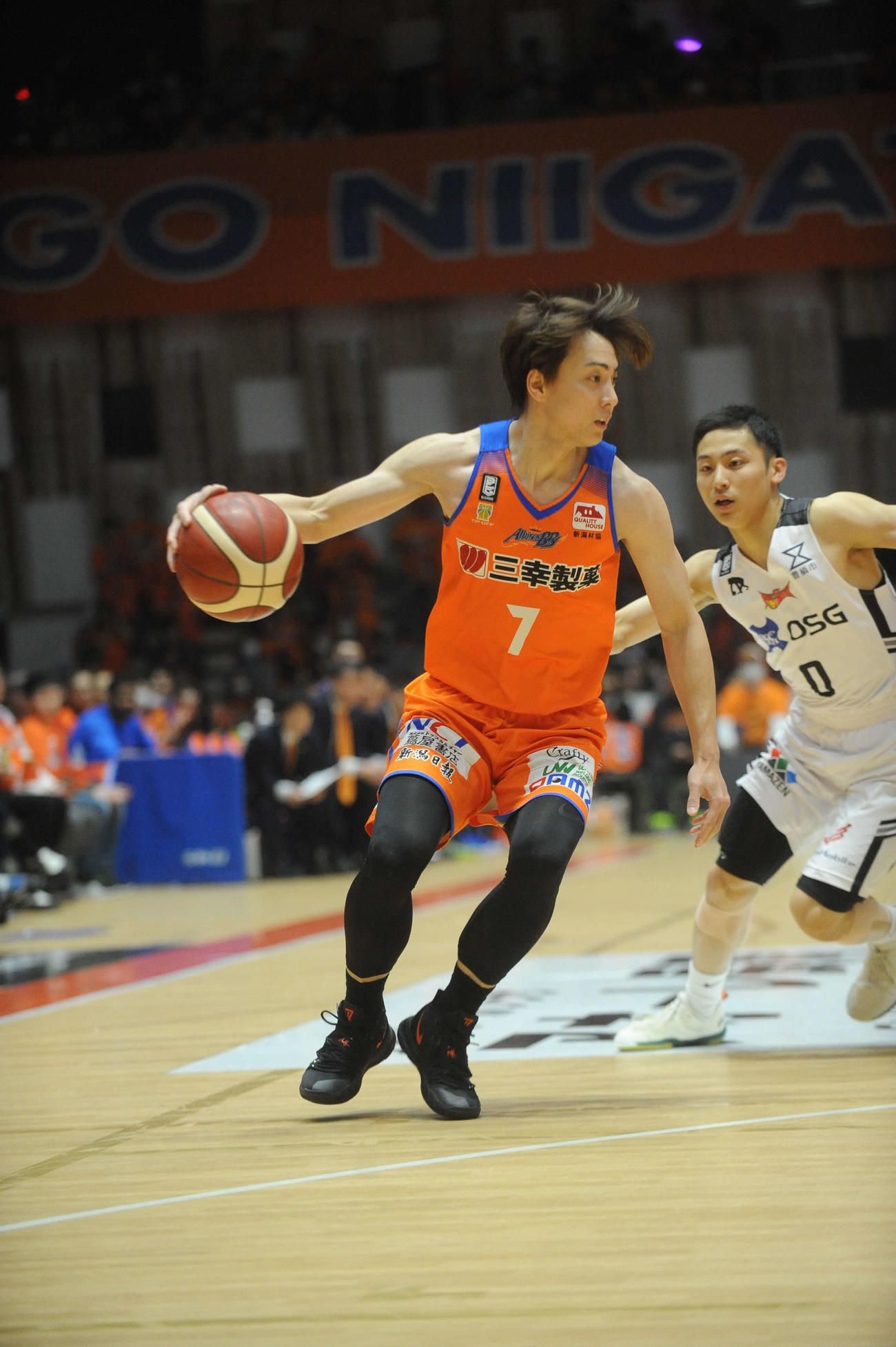 新潟対三遠　三遠・河村（右）をドリブルでかわす新潟・五十嵐