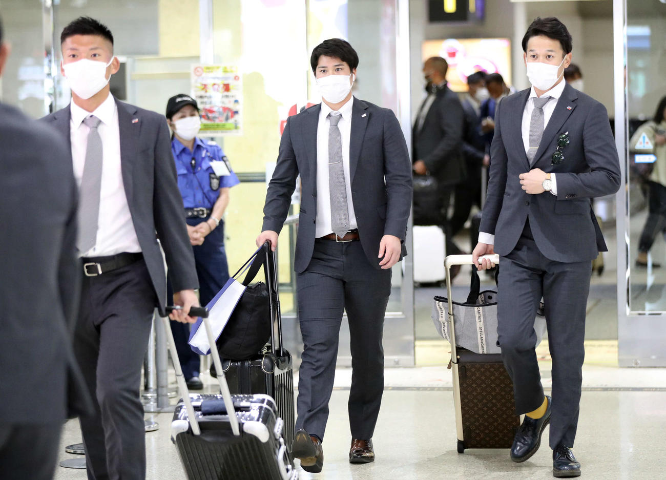 那覇空港に到着する、左からヤクルト西浦、奥村、坂口（撮影・狩俣裕三）