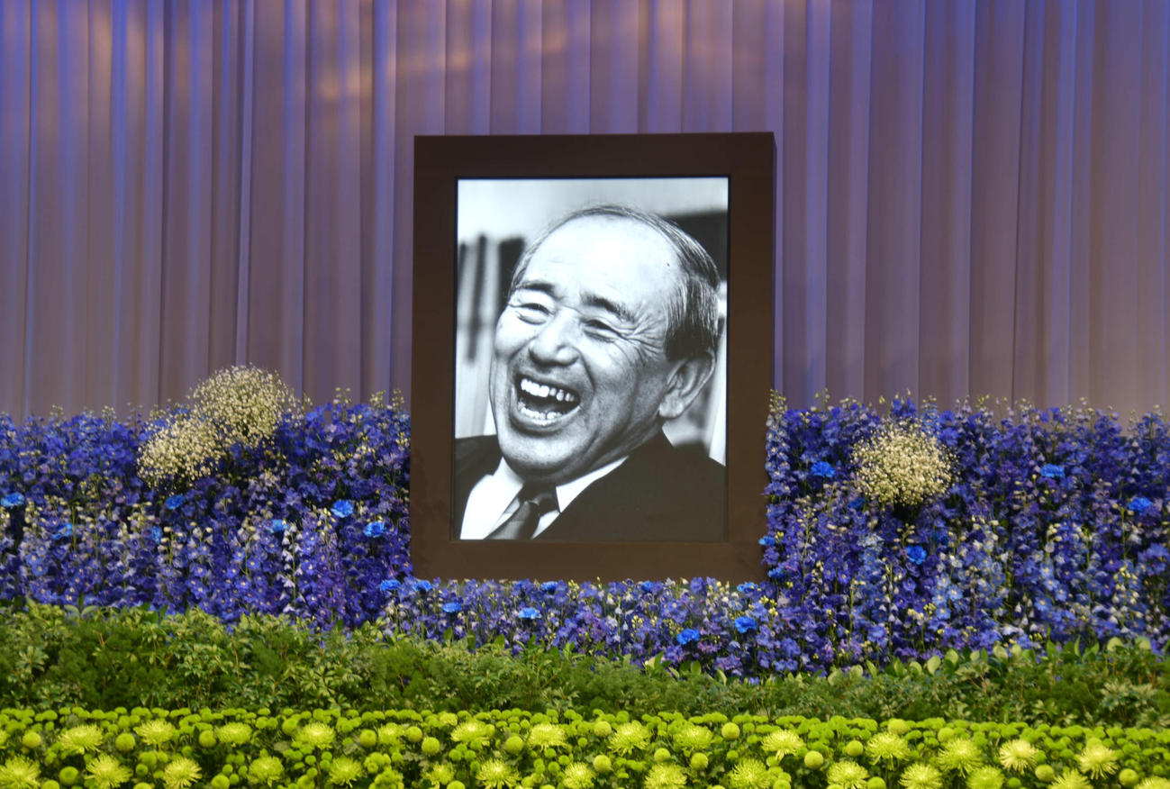 祭壇に飾られた米山氏の遺影（撮影・平山連）