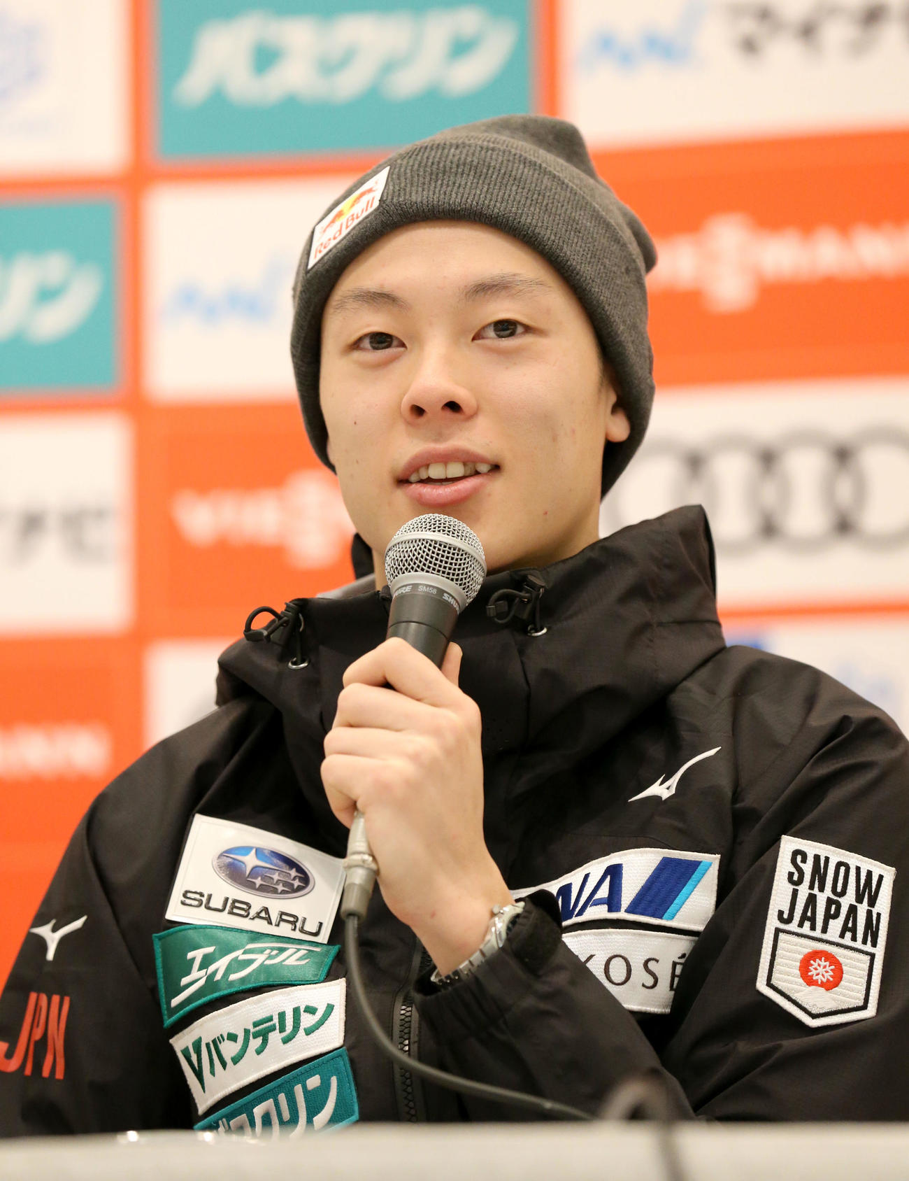 記者会見に臨む小林陵（撮影・佐藤翔太）