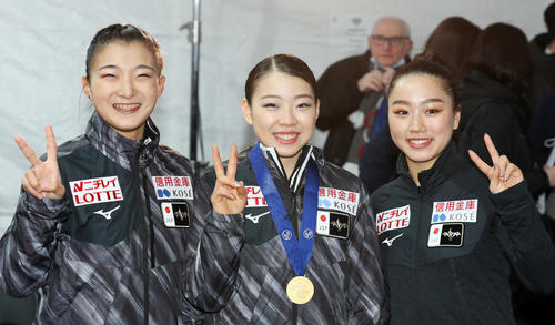女子SPで首位に立ち金メダルをかけた紀平（中央）は、坂本（左）、樋口と笑顔でVサイン（撮影・浅見桂子）