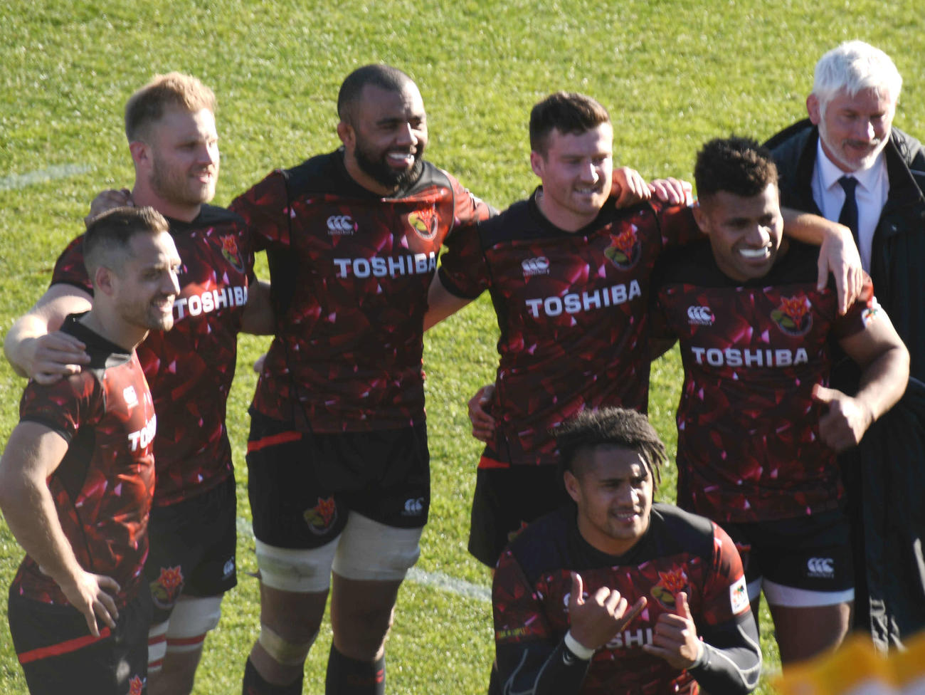 開幕4連勝で、記念撮影を行うリーチ（左から3人目）ら東芝フィフティーン（撮影・平山連）