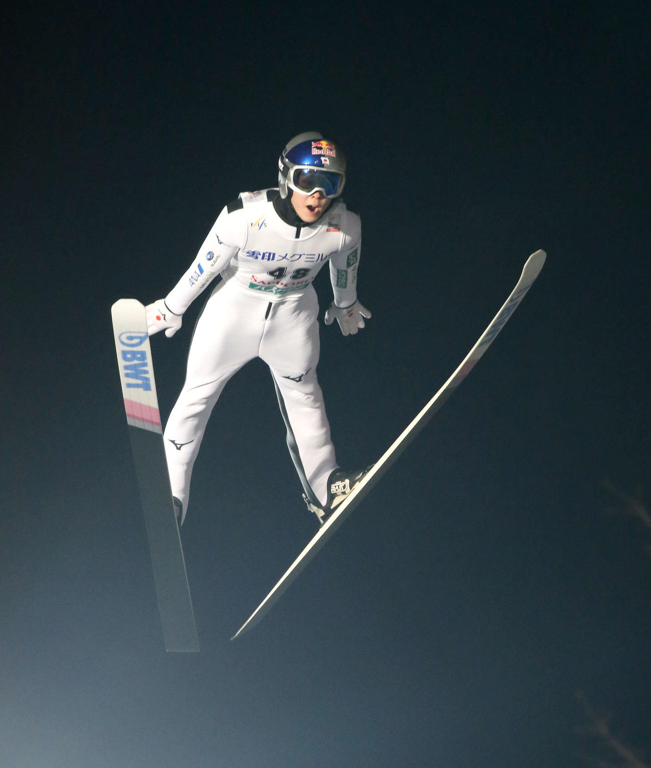 1回目に最長不倒141・5メートルを飛ぶ小林陵（撮影・佐藤翔太）