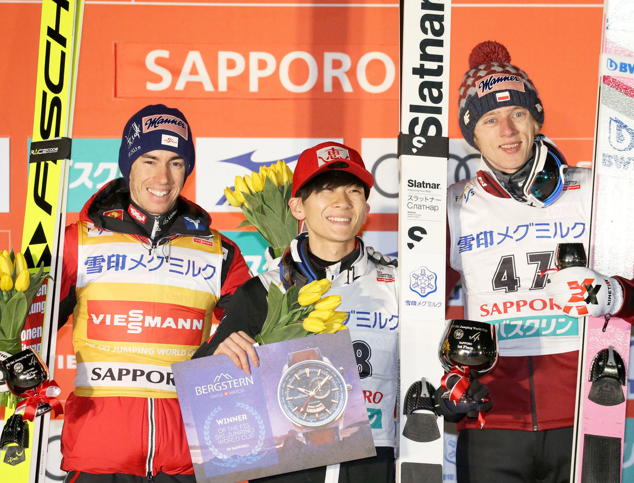 表彰台で笑顔を見せる左から2位シュテファン、1位佐藤幸椰、3位ダヴィド（撮影・佐藤翔太）