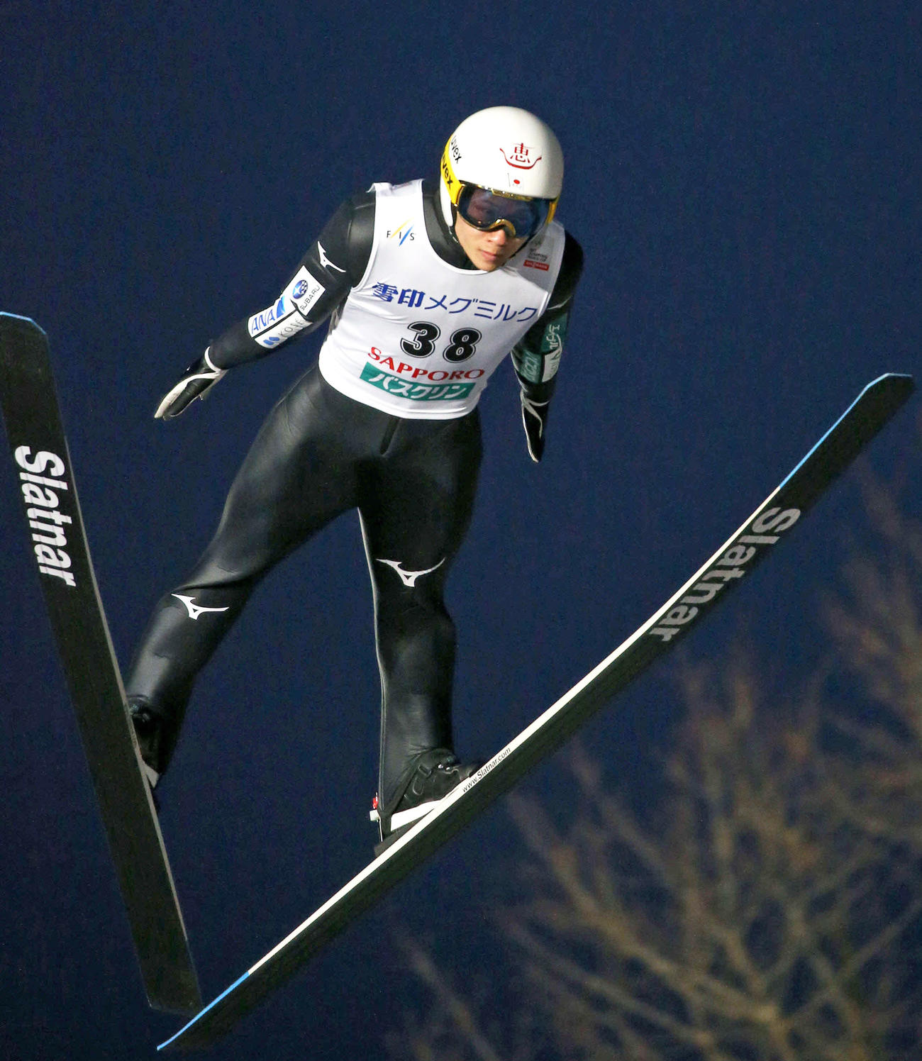 1回目に137・5メートルを飛ぶ佐藤幸椰（撮影・佐藤翔太）