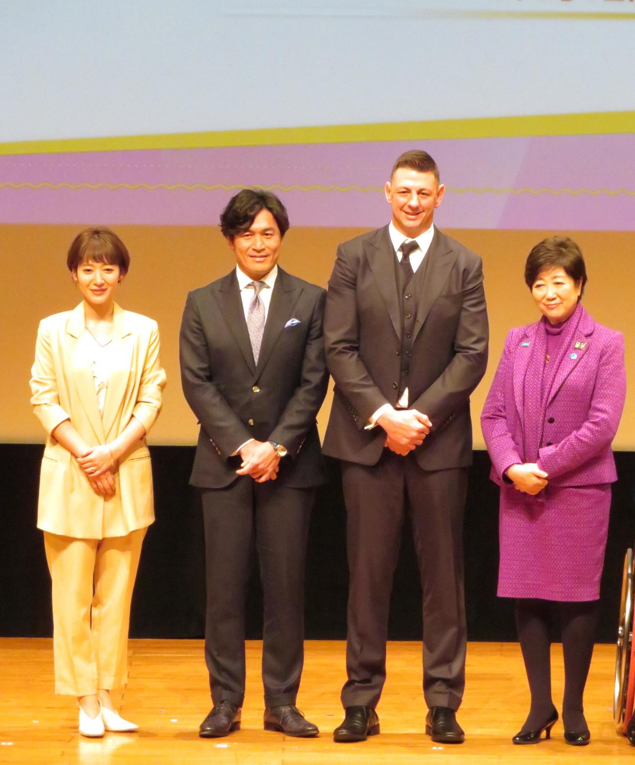 東京都シンポジウムに出席した（左から）吉田明世アナウンサー、大畑大介氏、トンプソン・ルーク、小池百合子都知事（撮影・峯岸佑樹）