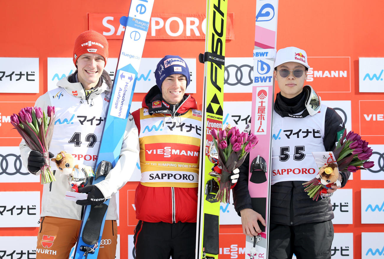 表彰台で撮影に応じる左から2位ライエ、1位クラフト、3位小林陵（撮影・佐藤翔太）