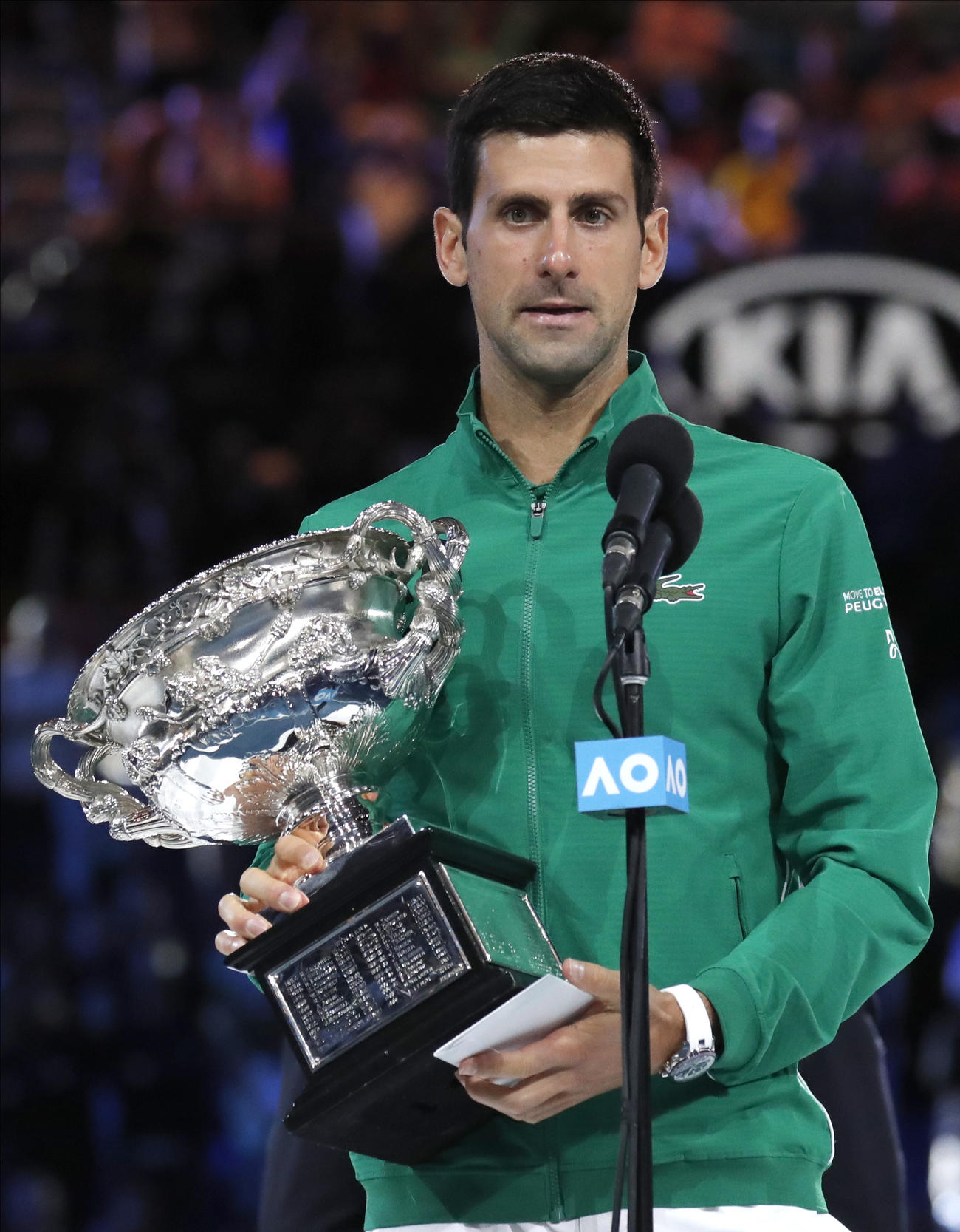 全豪オープンを制して優勝カップを手にするジョコビッチ（AP）