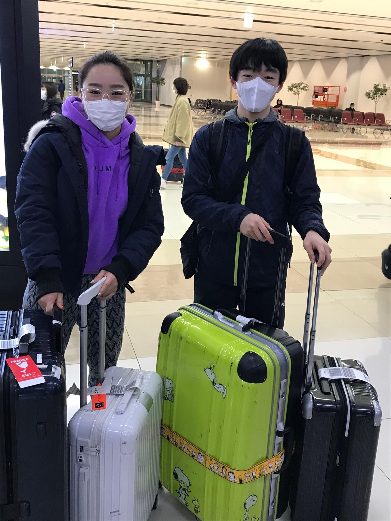 ソウルの金浦空港に到着した樋口新葉（左）と鍵山優真（撮影・松本航）