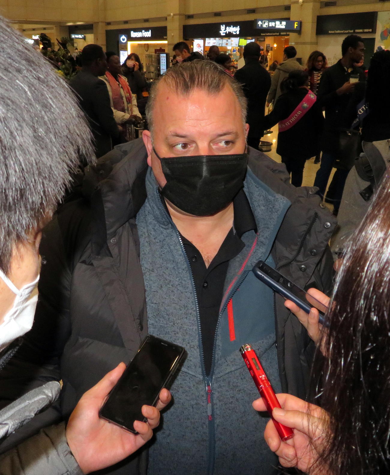 仁川空港で取材に応じるブリアン・コーチ（撮影・木下淳）