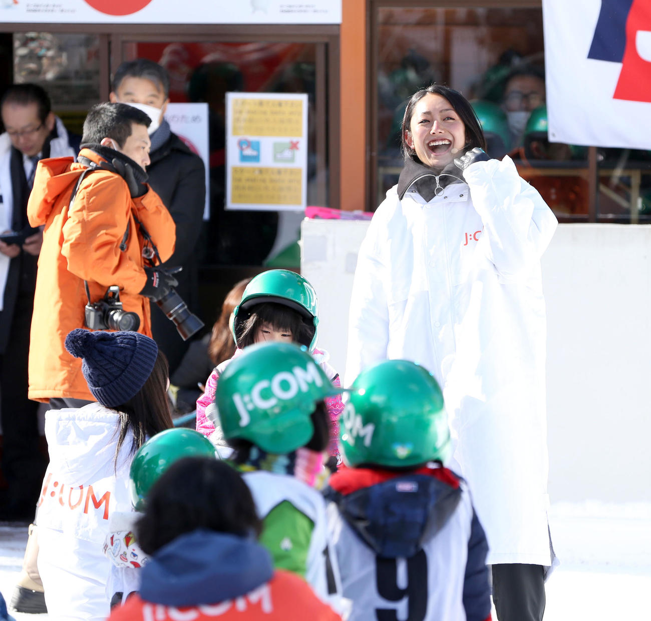 子供たちから質問を受け笑顔を見せるプロフィギュアスケーターの安藤美姫さん（撮影・佐藤翔太）