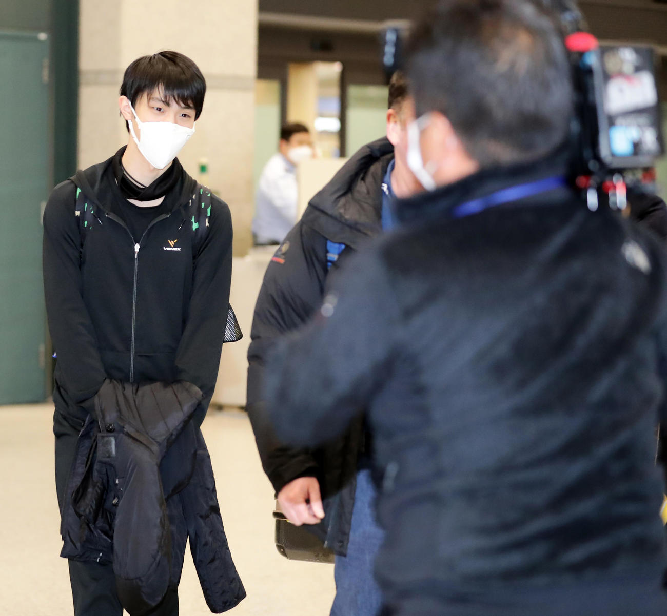 マスク姿で韓国の仁川国際空港に到着した羽生は地元韓国のテレビ局にマークされる（撮影・浅見桂子）