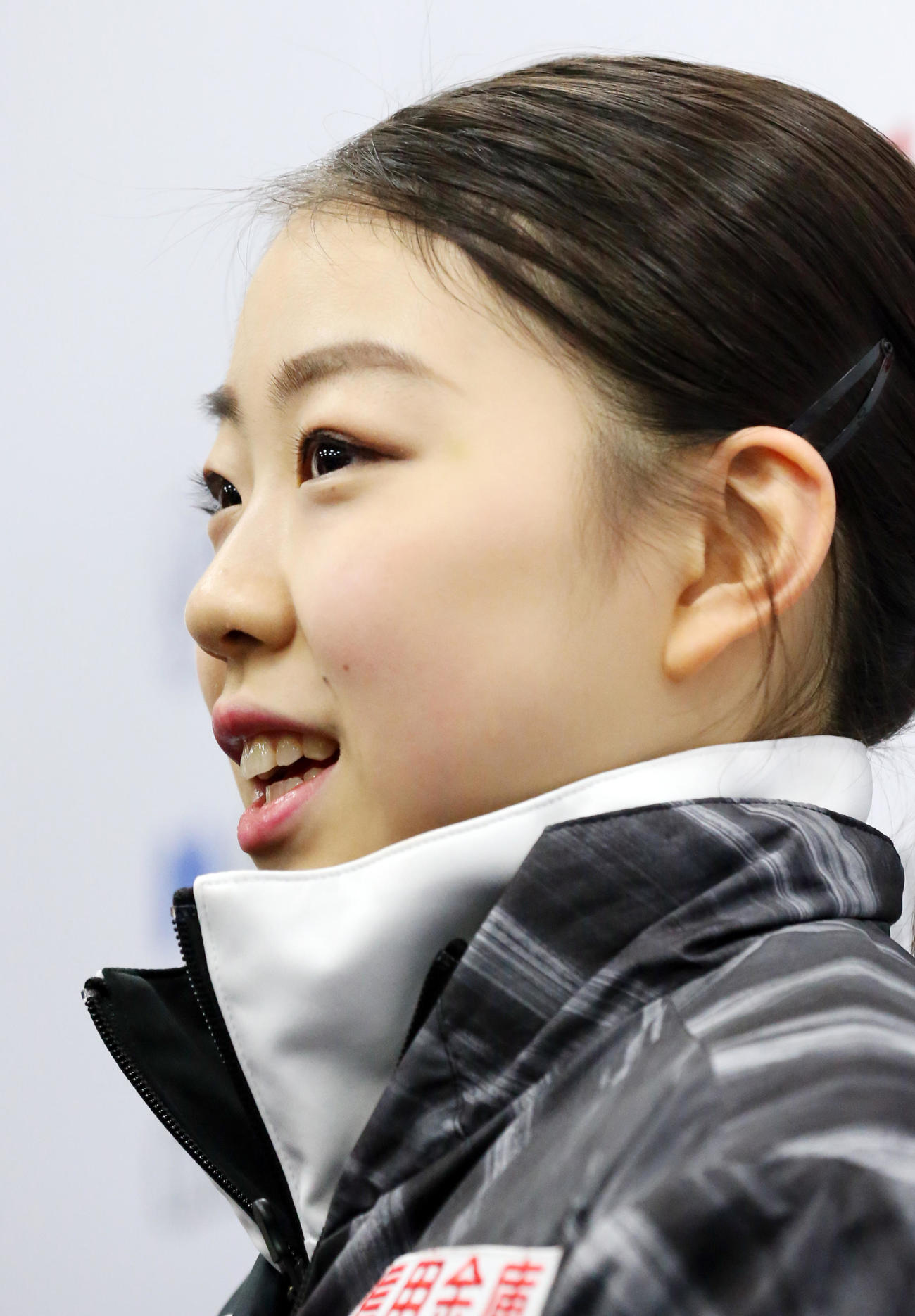 練習後、笑顔でインタビューに答える紀平（撮影・浅見桂子）
