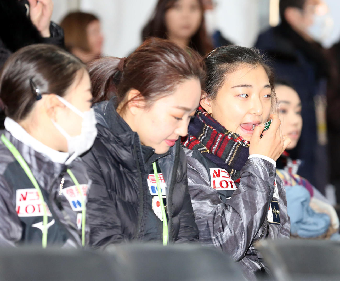 女子SPのドロー前、リップクリームを塗る坂本（右）。左から紀平梨花、樋口新葉（撮影・浅見桂子）