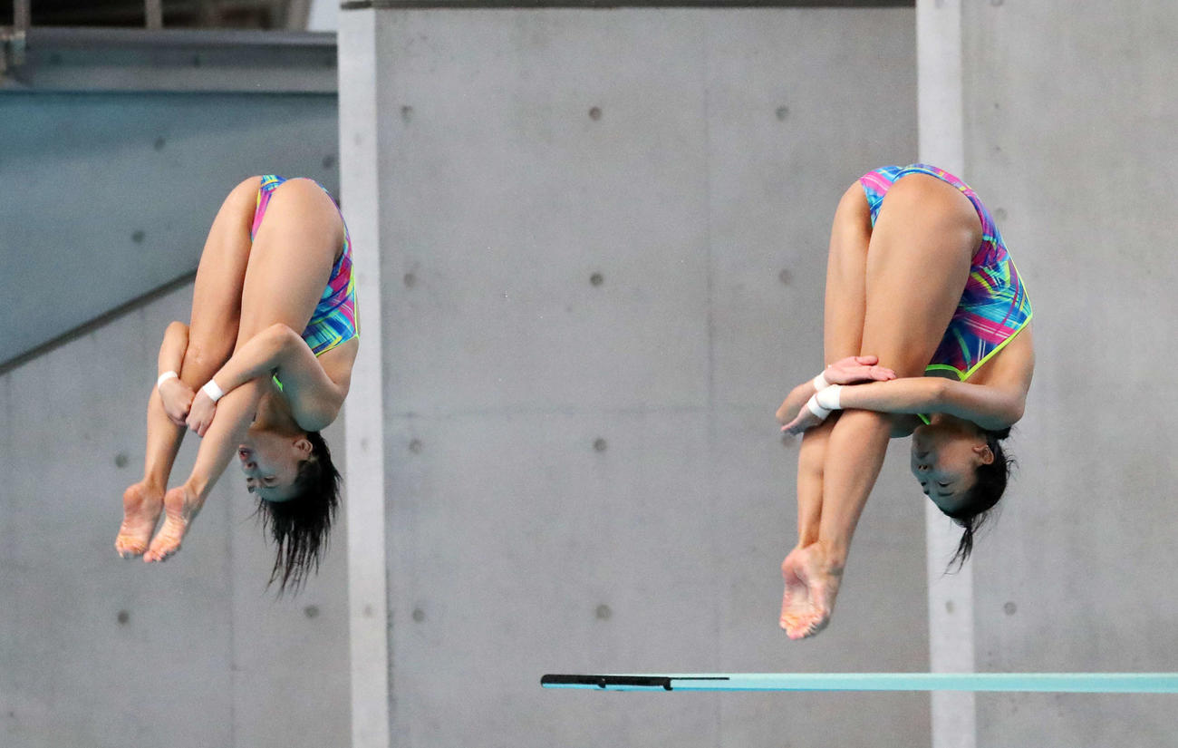 女子シンクロ板飛び込み決勝、演技する宮本（左）と榎本（撮影・鈴木正人）