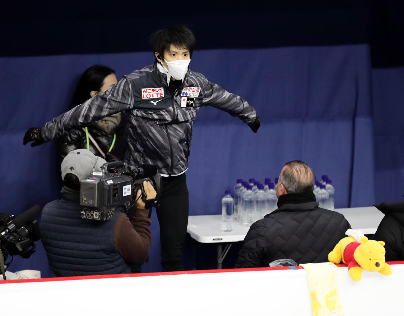 公式練習前、準備運動でジャンプする羽生（撮影・浅見桂子）