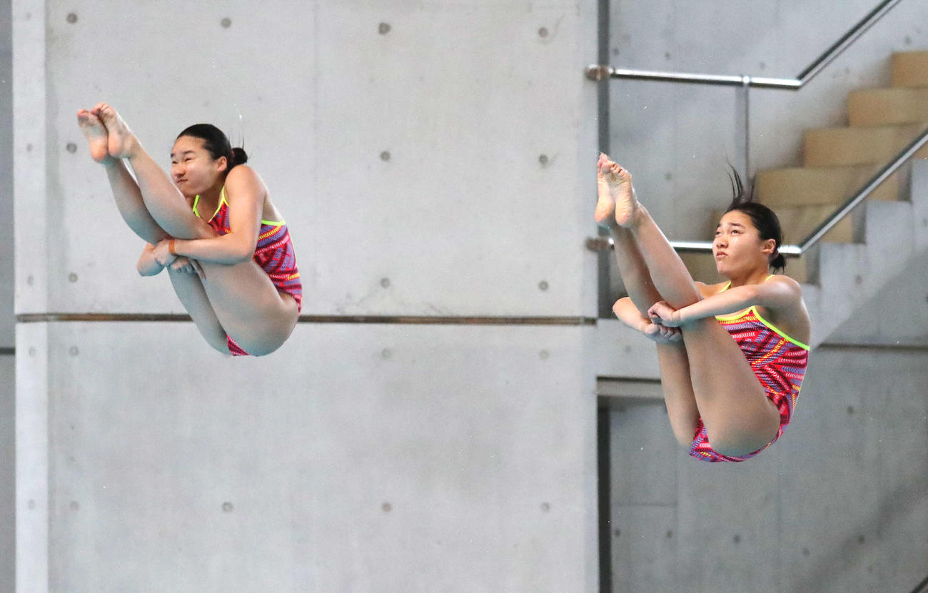 飛込国際大会派遣選手選考会　女子シンクロ板飛び込み決勝に出場した金戸凜（左）と安田舞