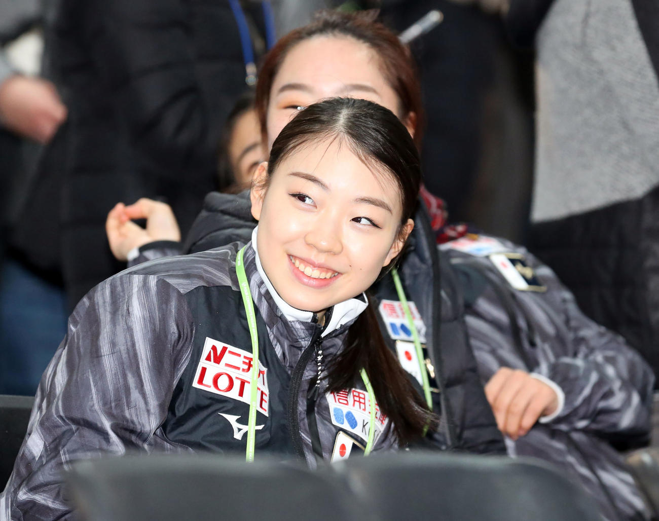 女子SPのドローで、カメラマンに笑顔を見せる紀平（手前）（撮影・浅見桂子）