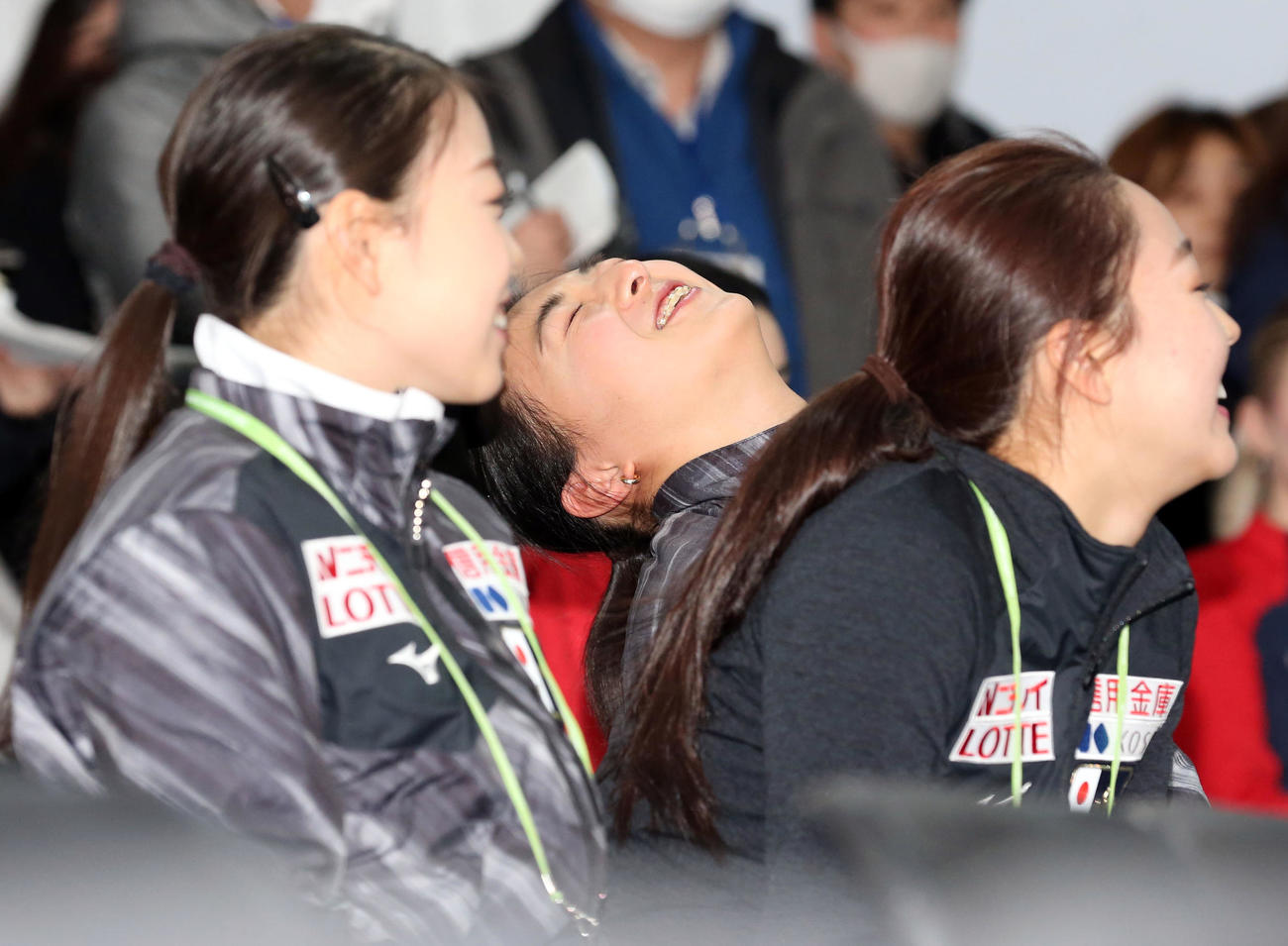 女子SPのドローで、クジを引き終えて天を仰ぐ坂本（奥）。手前左は紀平、同右は樋口（撮影・浅見桂子）