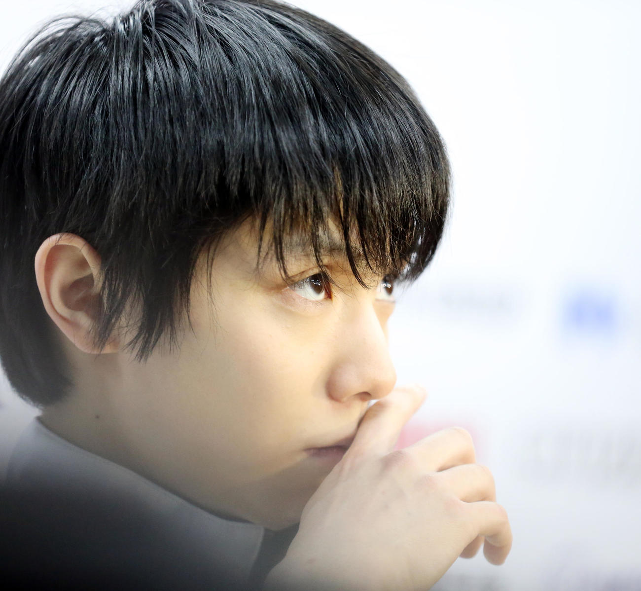 公式練習を終えて報道陣に答える羽生（撮影・浅見桂子）