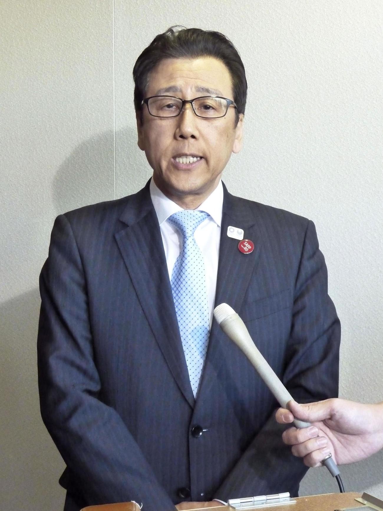 文科相への要望後、取材に応じる札幌市の秋元克広市長（共同）