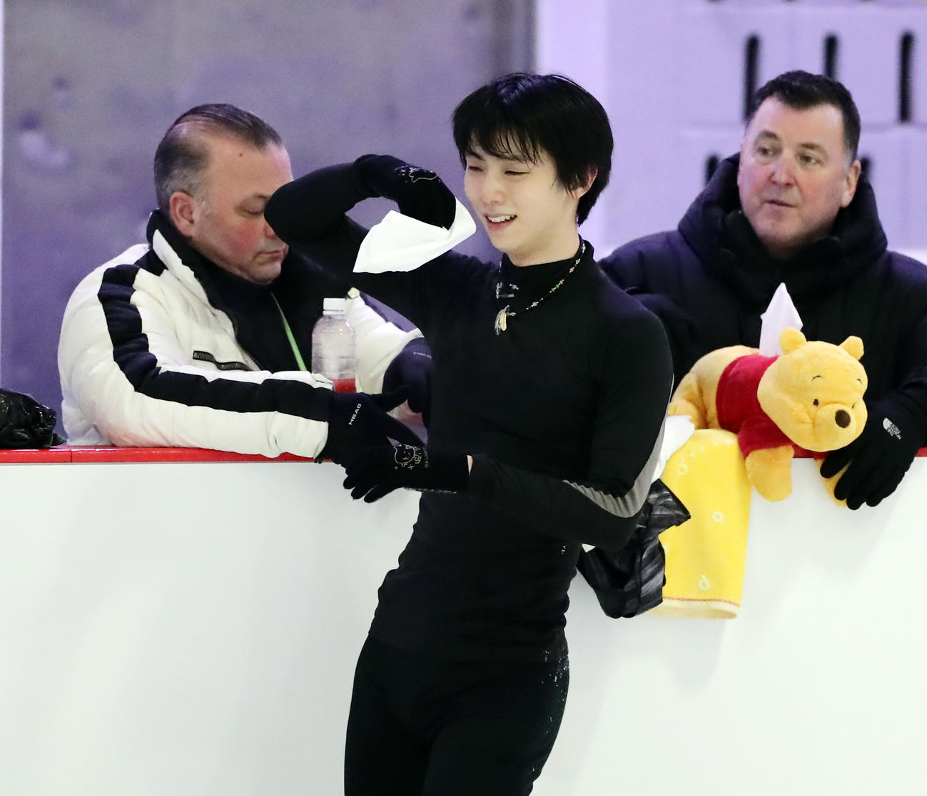 練習中、笑みを浮かべながらティッシュペーパーを取る羽生（撮影・浅見桂子）