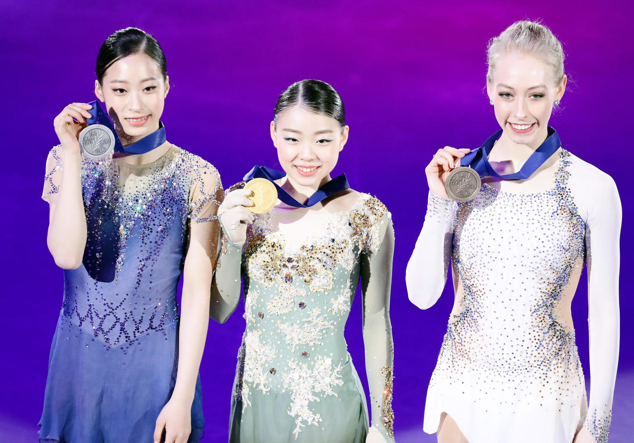 連覇の紀平（中央）は、記念撮影でメダルを手に笑顔を見せる。左はユ・ヨン。右はブレイディ・テネル（撮影・浅見桂子）