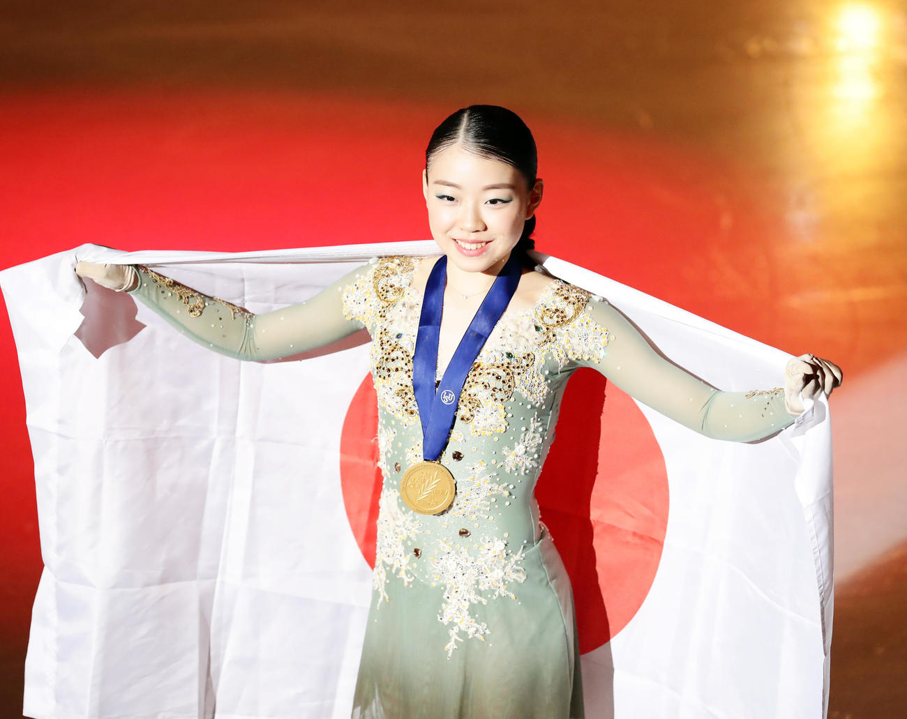 連覇の紀平は、日の丸と金メダルで笑顔で記念撮影（撮影・浅見桂子）