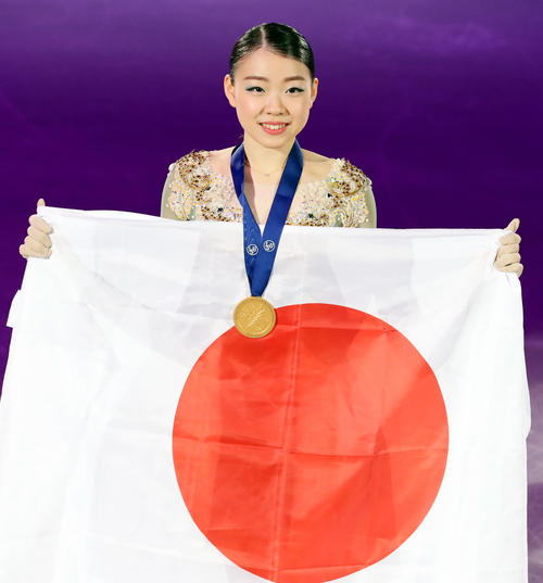 連覇の紀平は、日の丸と金メダルで笑顔で記念撮影(撮影・浅見桂子)