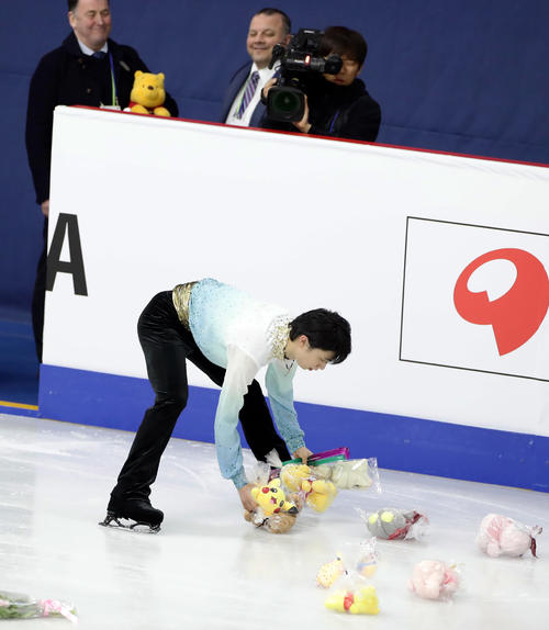 羽生結弦の心遣い、円滑な進行へ「プーさん」拾い - フィギュア : 日刊