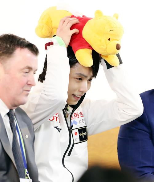 男子フリー後、プーさんを頭にのせる羽生（撮影・浅見桂子）