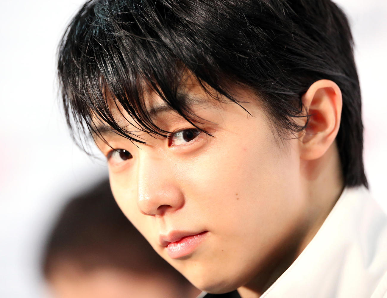 男子SPで世界最高得点の羽生は、会見で報道陣を見る（撮影・浅見桂子）
