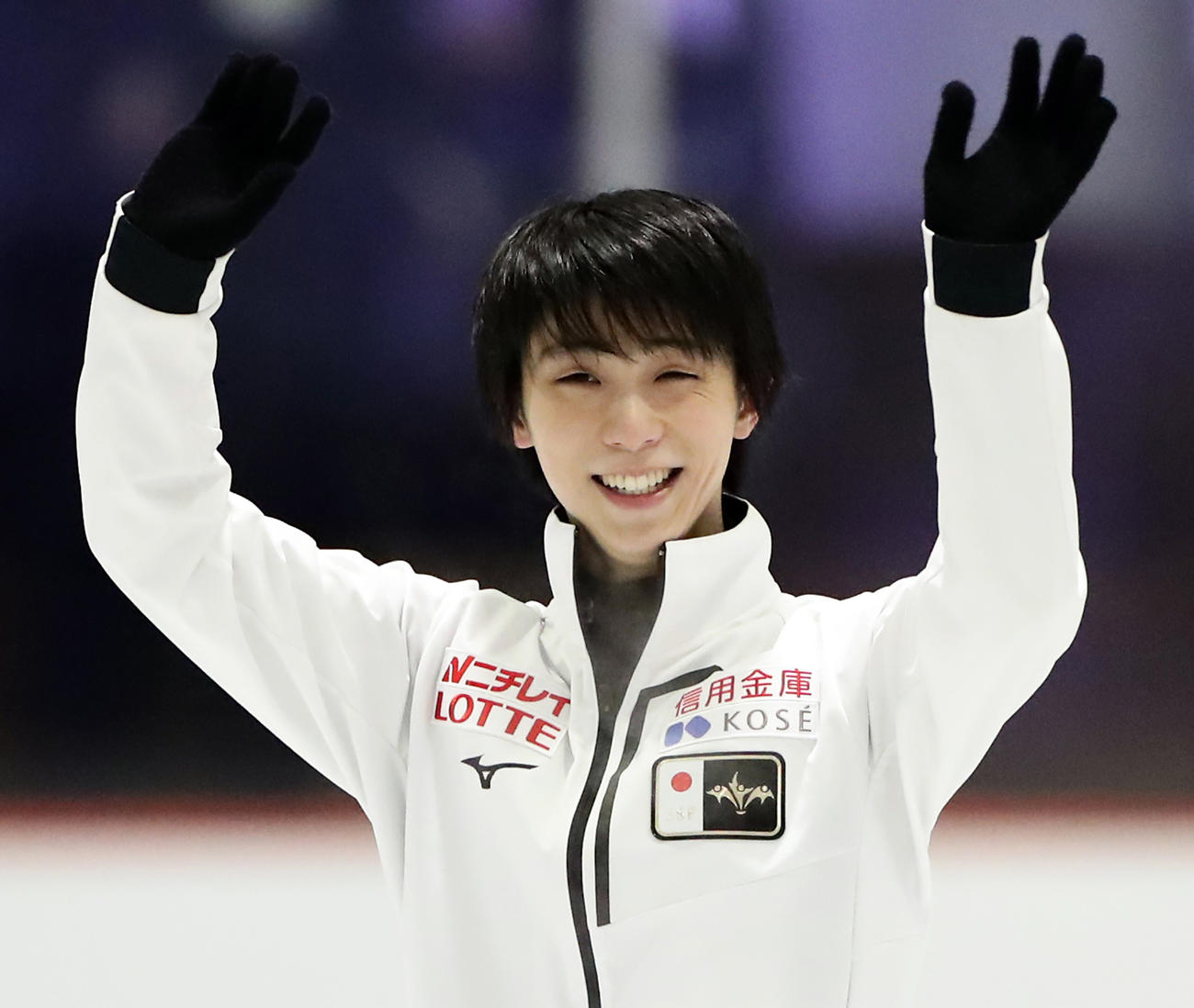 公式練習を終えて、笑顔で手を振る羽生結弦（撮影・浅見桂子）