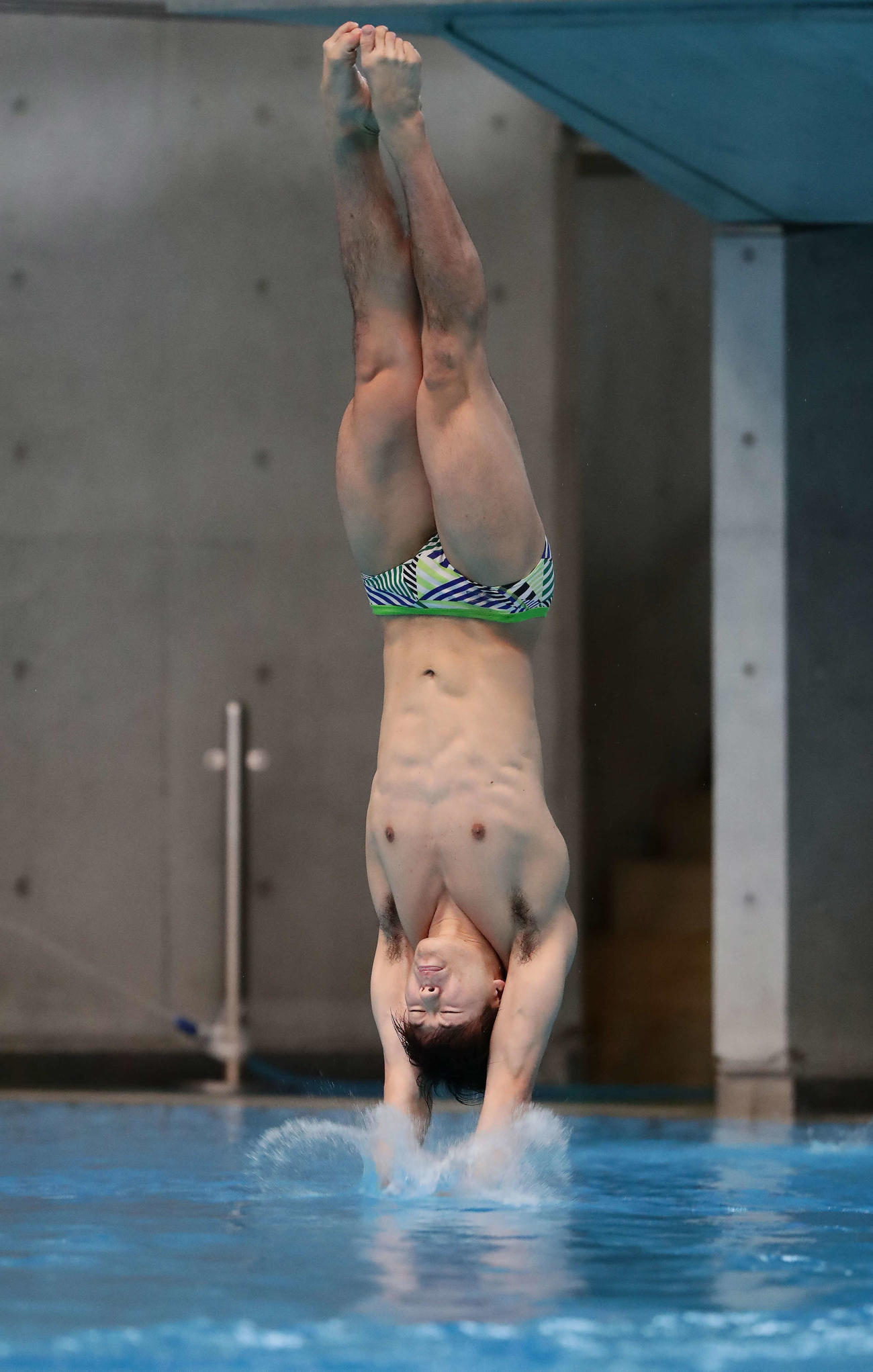 男子3メートル飛び板飛び込み決勝　84点の高得点をマークした須山の6回目の演技（撮影・丹羽敏通）