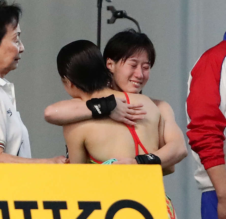 女子高飛び込み決勝　優勝した荒井（手前）を祝福する板橋（撮影・丹羽敏通）