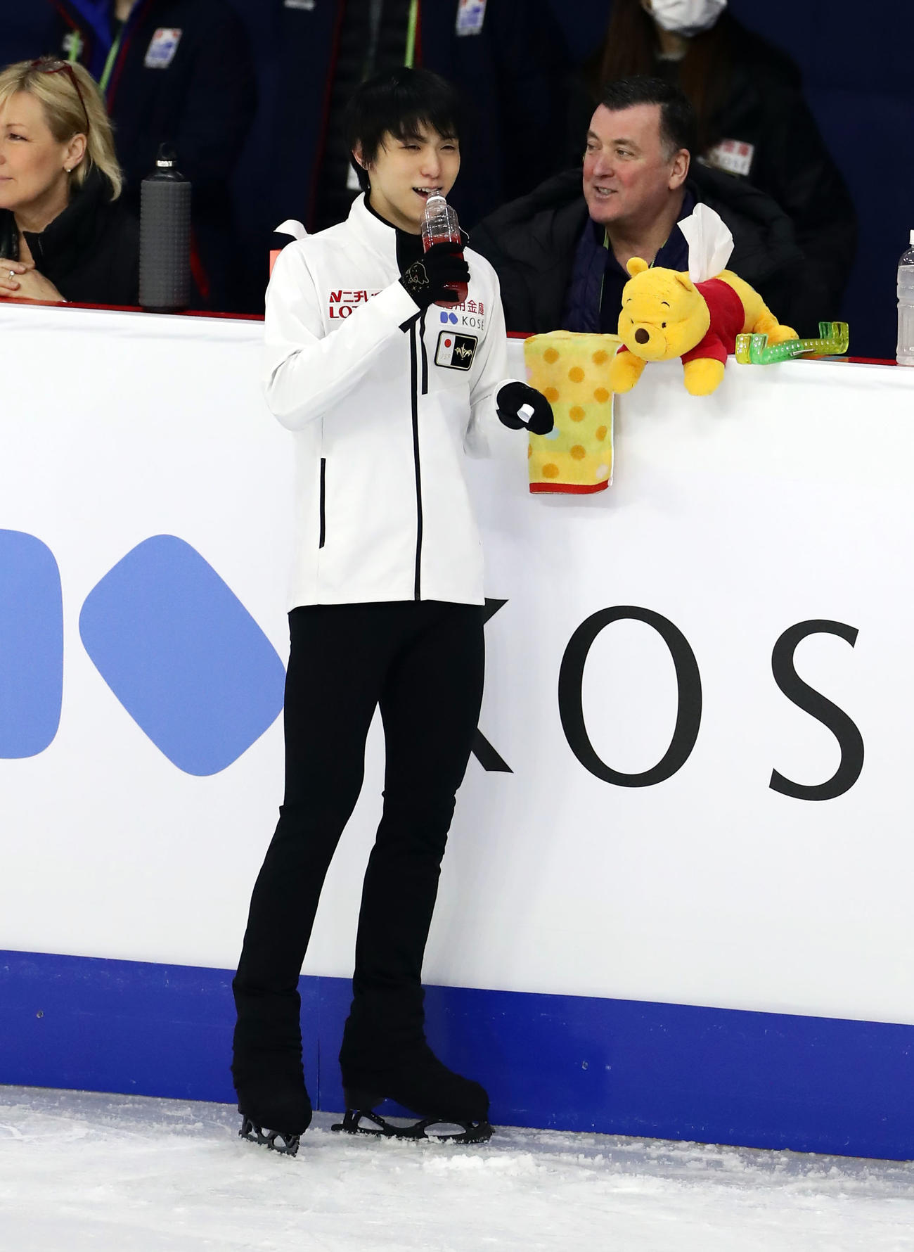 男子フリー公式練習でオーサーコーチと談笑する羽生（撮影・浅見桂子）