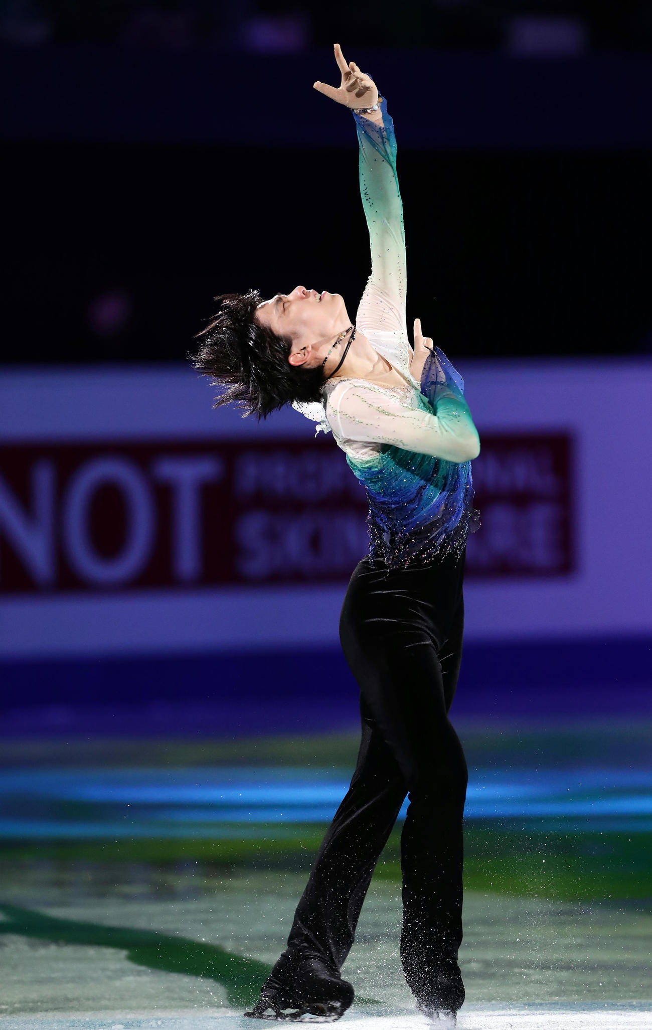 エキシビションで流麗な演技を見せる羽生結弦（撮影・浅見桂子）