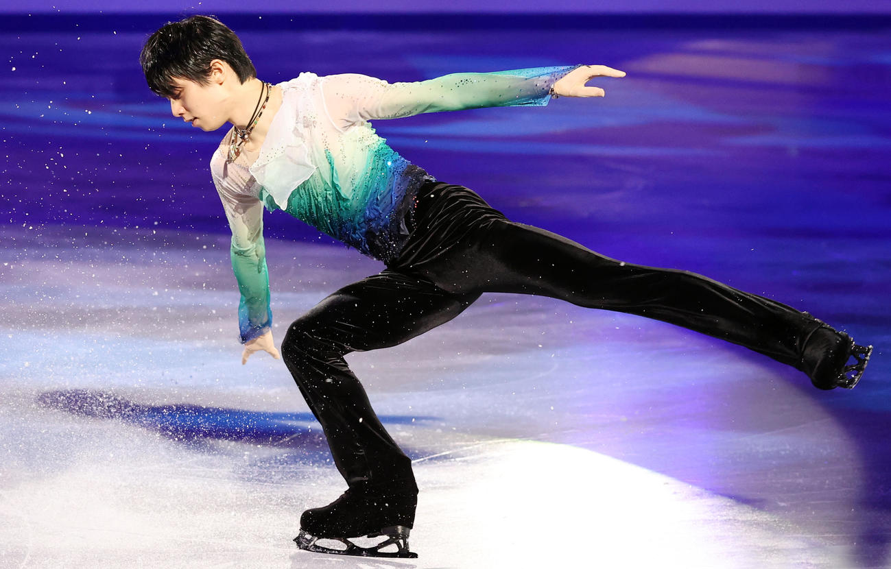 エキシビションで流麗な演技を見せる羽生結弦（撮影・浅見桂子）