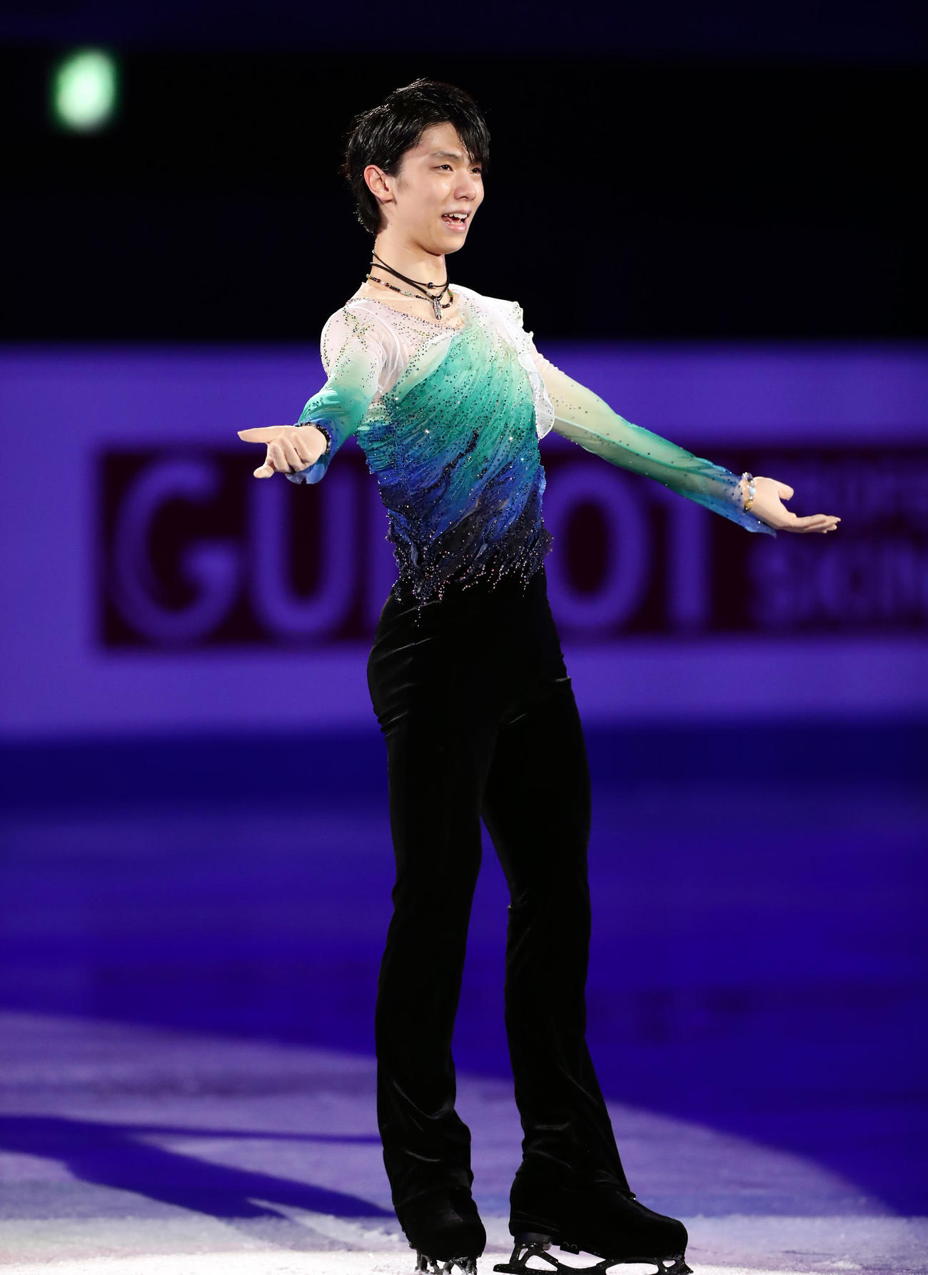 エキシビションで流麗な演技を見せる羽生結弦（撮影・浅見桂子）