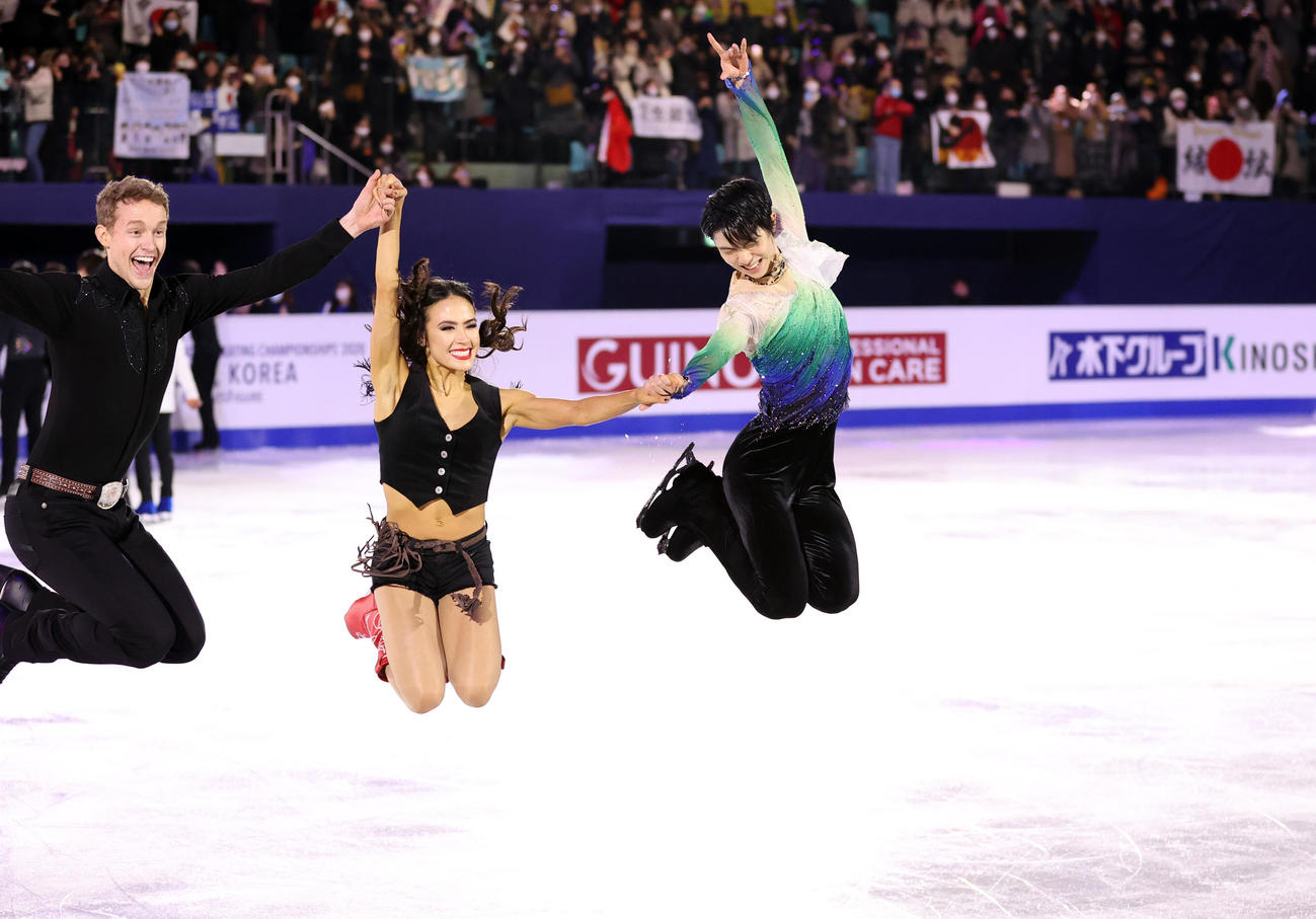 エキシビション後、場内のあいさつで羽生結弦（右）はアイスダンス優勝のマリソン・チョック（中央）とエバン・ベイツ（左）と共にジャンプする（撮影・浅見桂子）