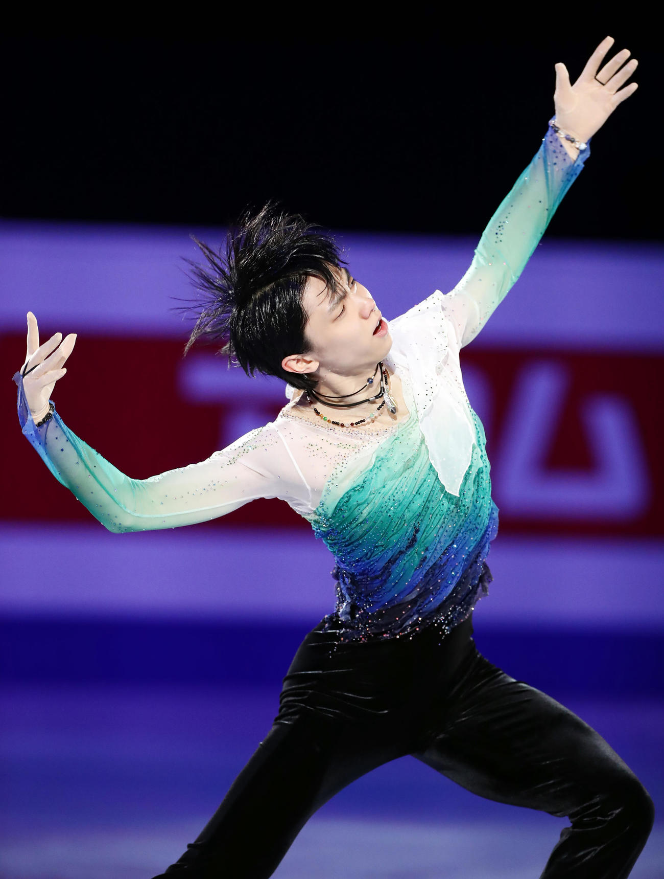 エキシビションで流麗な演技を見せる羽生結弦（撮影・浅見桂子）