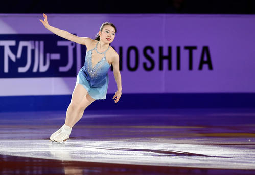 エキシビションで大人っぽい演技を披露する紀平（撮影・浅見桂子）