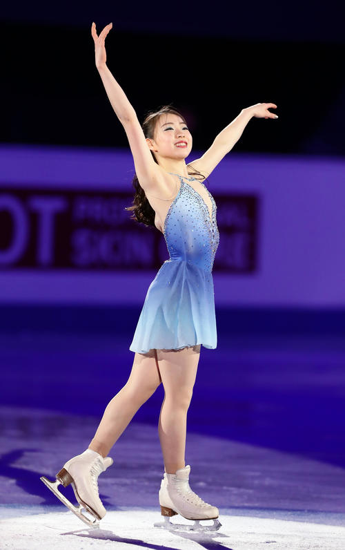 エキシビションで大人っぽい演技を披露する紀平（撮影・浅見桂子）