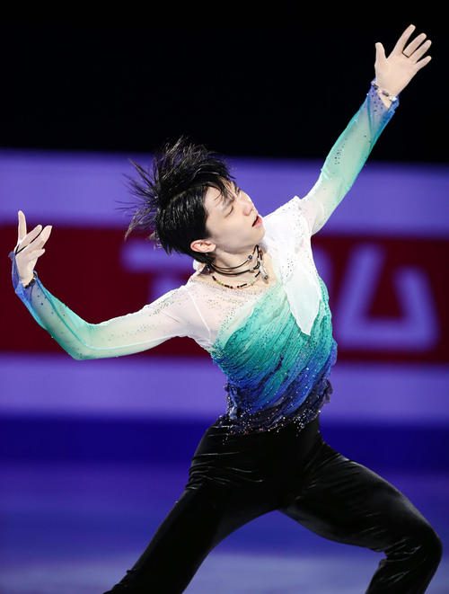 エキシビションで流麗な演技を見せる羽生結弦（撮影・浅見桂子）