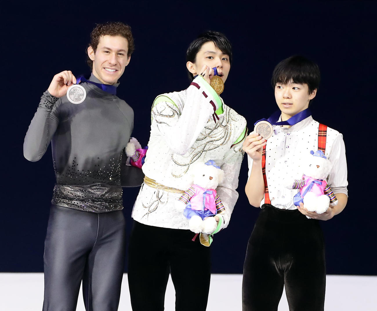 初優勝を決めた羽生（中央）は、表彰台でメダルを手に記念撮影。左はジェイソン・ブラウン。右は鍵山（撮影・浅見桂子）
